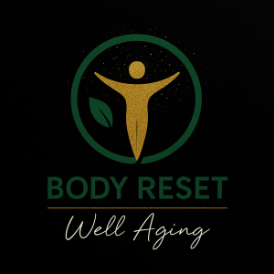 Strahlende junge Frau im Sonnenlicht auf einer Blumenwiese, Symbol für natürliche Schönheit, Wohlbefinden und Vitalität.