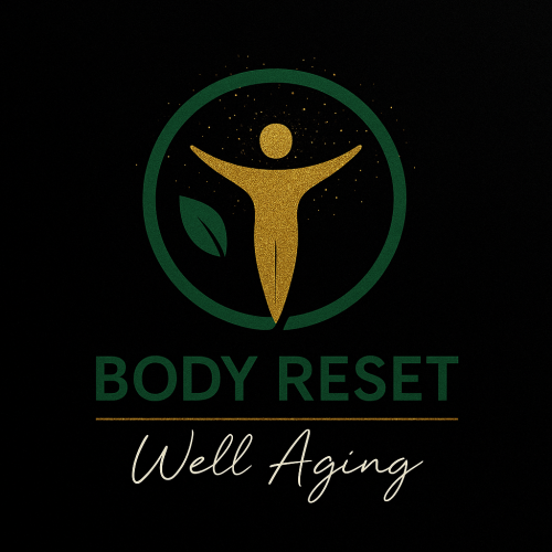 Vitalfusionhub – Natürliche Schönheit & Wohlbefinden – Body Reset Well Aging Strahlende junge Frau im Sonnenlicht auf einer Blumenwiese, Symbol für natürliche Schönheit, Wohlbefinden und Vitalität.
